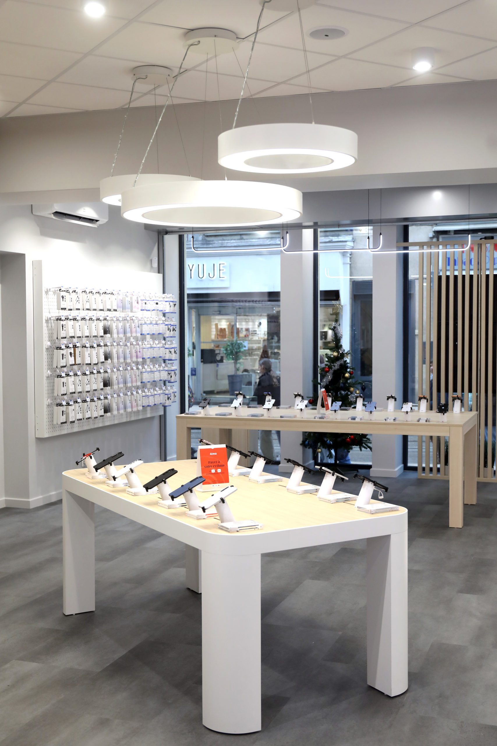Intérieur de la boutique REPAR’ CENTER rue Gambetta à Saint-Étienne