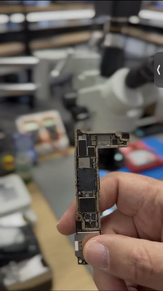 Carte mère iPhone réparée à l’atelier REPAR’ CENTER