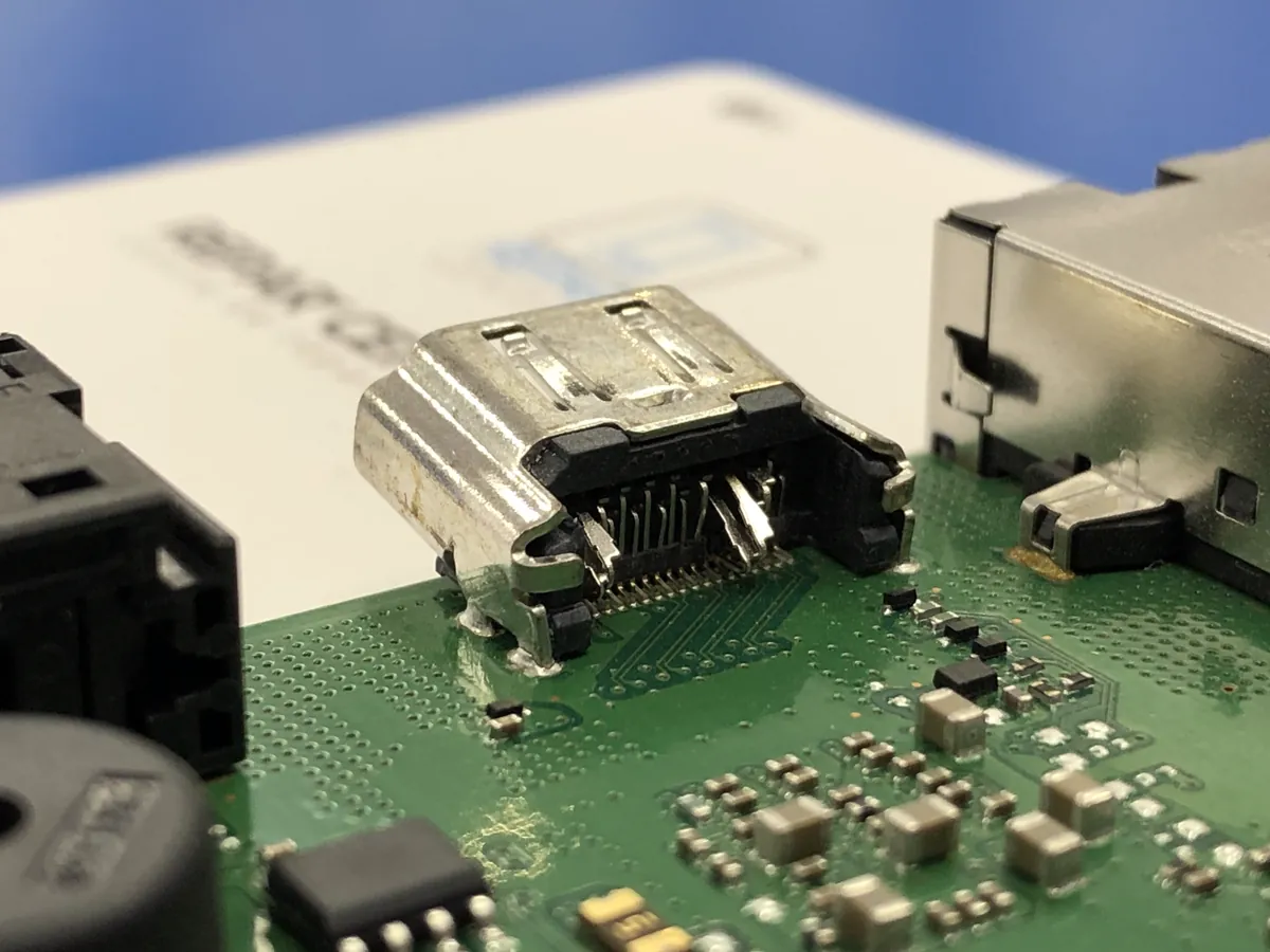 Micro-soudure d’un connecteur sur carte électronique