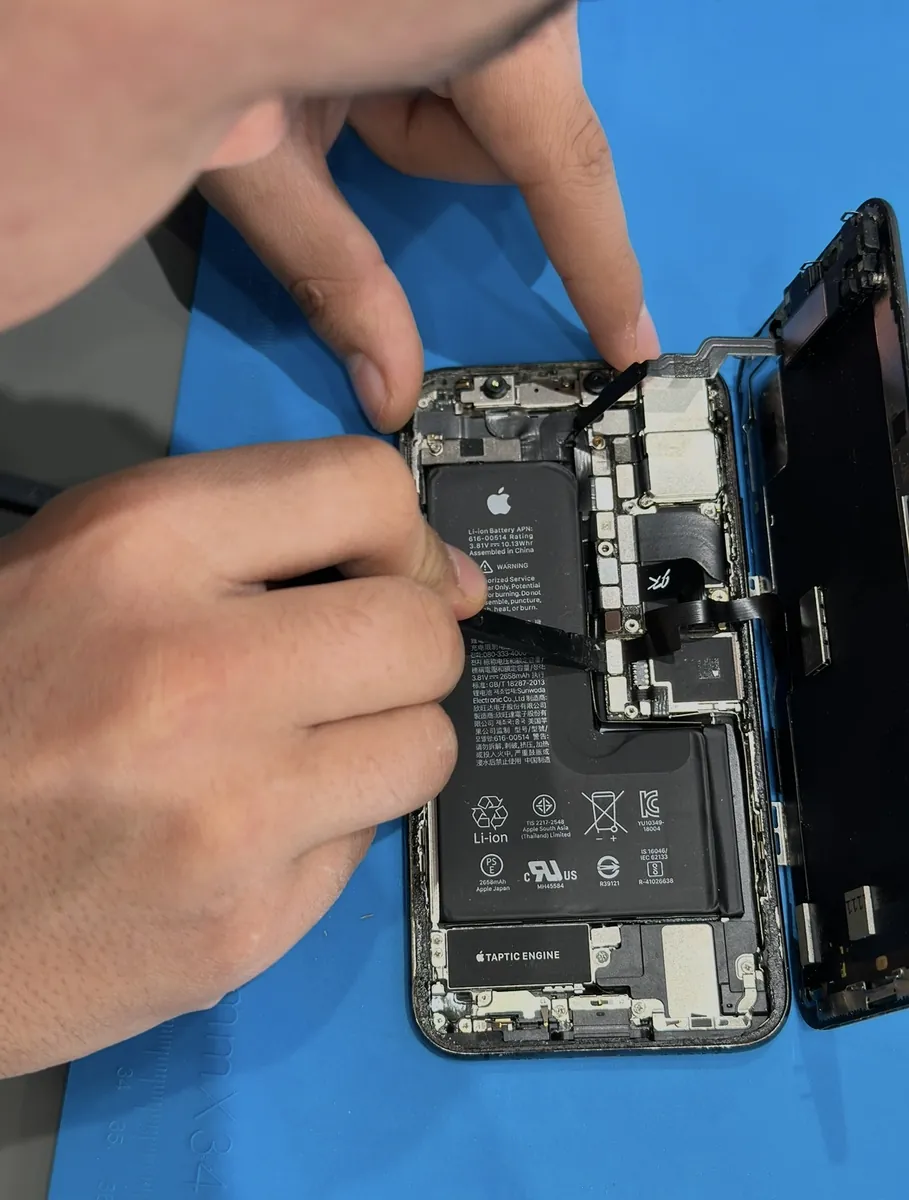 Stagiaire démontant un iPhone pendant la formation Les Fondamentaux