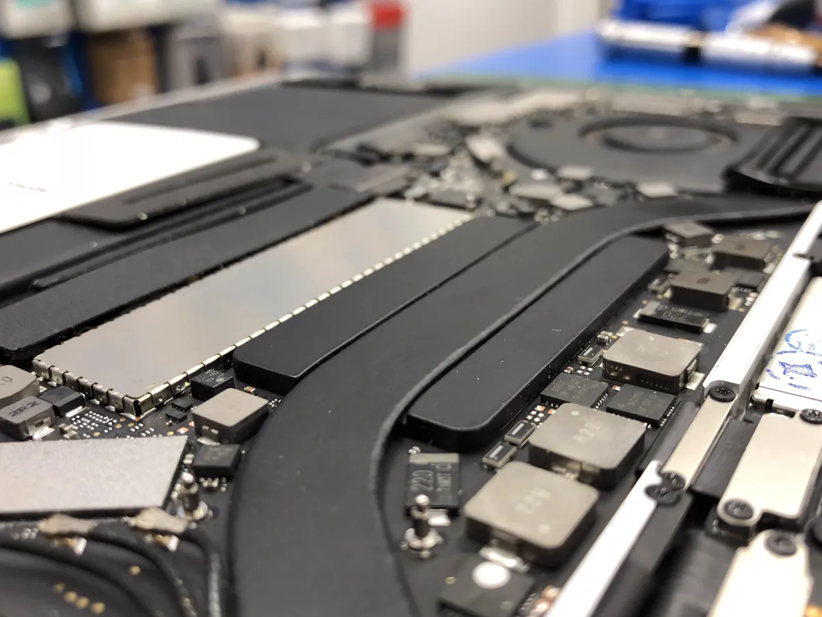 Réparation de carte mère MacBook à l’atelier